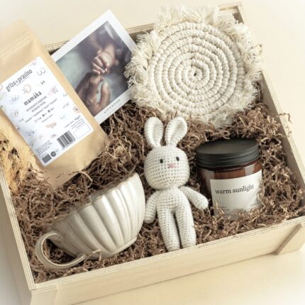 newmomgiftbasketwoodenboxcandleteacupmacrametoy