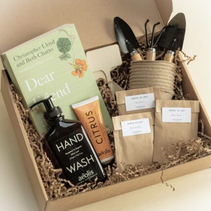 gardeninggiftboxbookhandwashsoaphandcreamseedsgardenigntoolpotsplanttags
