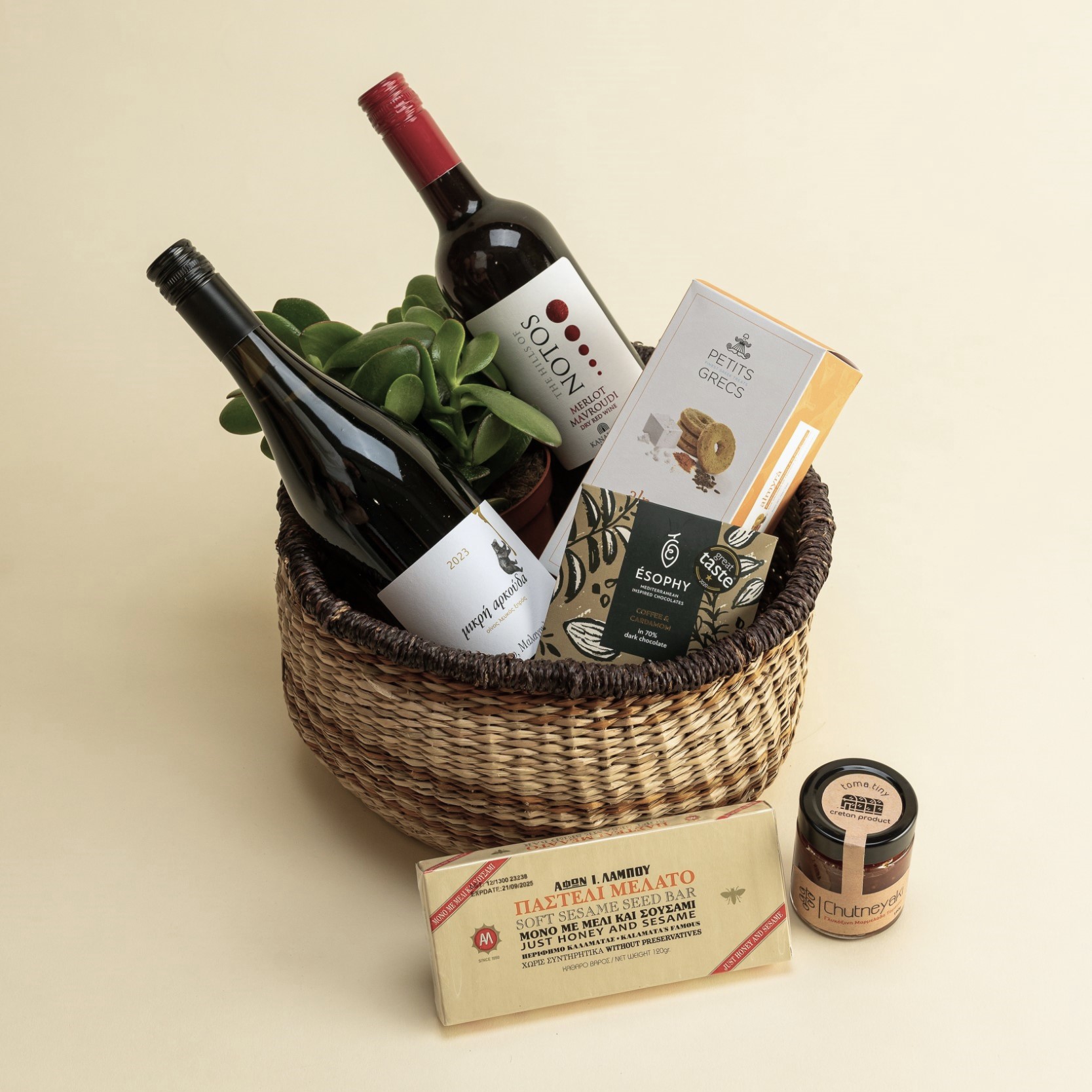 winenot4 giftbasketwhiteandredwinesaltycookieschocolategreekpastelitomatinychutney